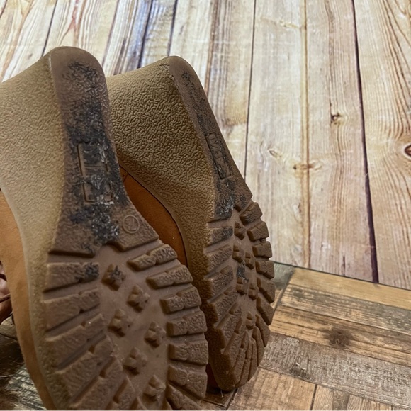 Camel colored fringe wedges size 6.5 - Picture 4 of 9